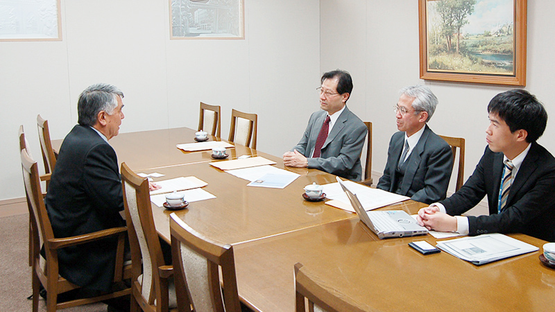 近藤国際交流委員長、ハシモト教授、宮川研究科長、飯島由多加