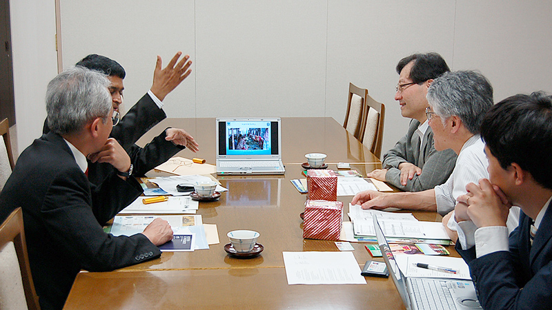 近藤委員長、アワル教授、宮川研究科長、縄田副研究科長、飯島由多加