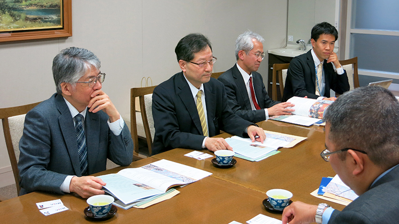 近藤直委員長、宮川恒研究科長、縄田栄治副研究科長、飯島由多加