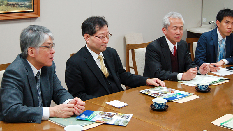 近藤直国際交流委員長、宮川恒研究科長、縄田栄治副研究科長、飯島由多加