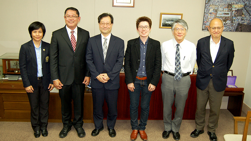 Kasetsart University Faculty of Agriculture vice dean (for administration) Patchareeya Boonkorkaew, dean Sutkhet Nakasathien, GSA dean Hisashi Miyagawa, the Faculty of Agriculturevice vice dean (for international relations) Donludee Jaisut, GSA vice dean Eiji Nawata, and professor Tatsuhiko Shiraiwa