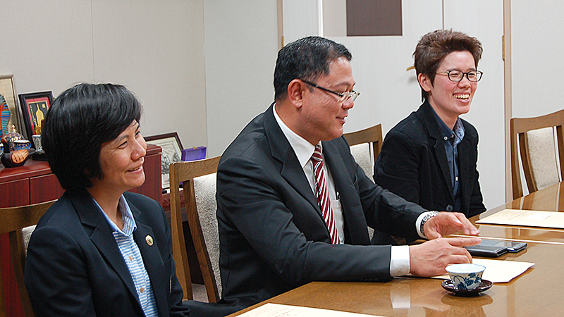 Patchareeya Boonkorkaew 副学部長（運営担当）、Sutkhet Nakasathien 学部長、Donludee Jaisut 副学部長（国際担当）