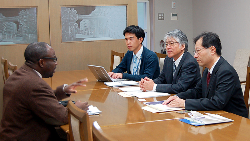 縄田栄治副研究科長,Ademola A. Adenle フェロー,宮川恒研究科長,飯島由多加