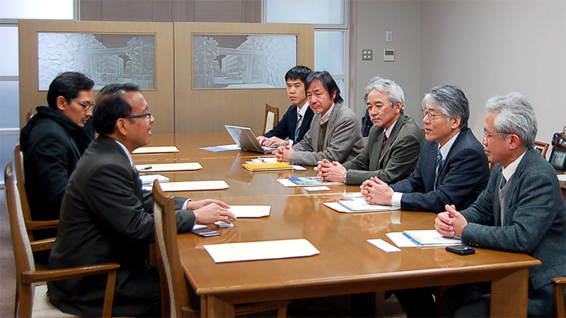 近藤国際交流委員長,縄田副研究科長,プラティクノ学長,パーナワン副学長,天野副研究科長,神﨑教授,飯島由多加