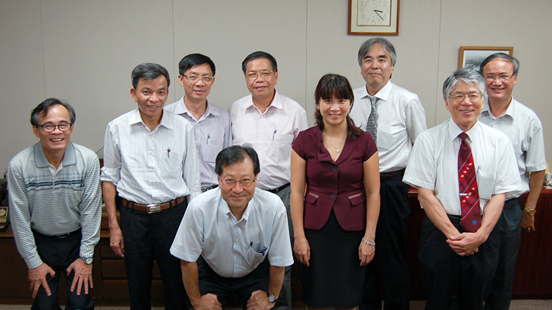 Pham Hong Ngan VNUA 獣医学部副学部長、Vu Van Liet VNUA 副学長、Nguyen Minh Nhan MARD 人事局長、宮川恒研究科長、Tran Duc Vien VNUA 学長、Nguyen Thi Lan VNUA 獣医学部副学部長、松井徹副研究科長、縄田栄治副研究科長、Nguyen Van Lieu MOST 科学技術局長