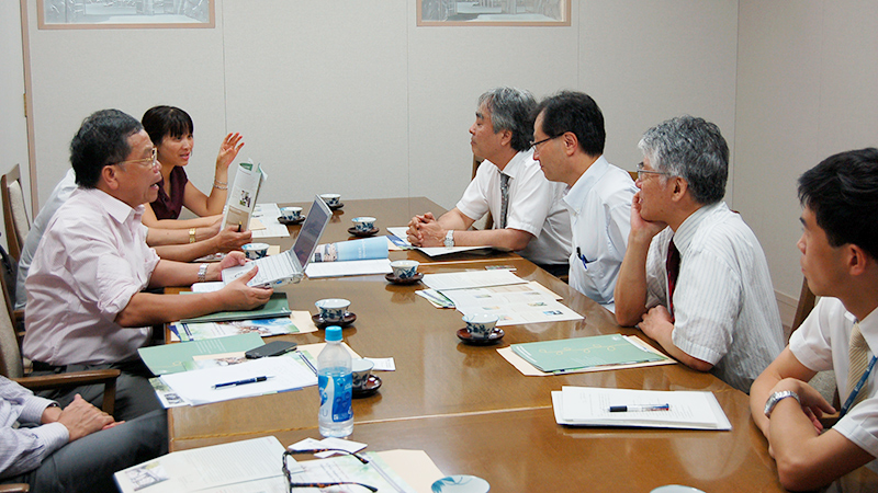 Pham Hong Ngan VNUA 獣医学部副学部長, Vu Van Liet VNUA 副学長, Nguyen Minh Nhan MARD 人事局長, 宮川恒研究科長, Tran Duc Vien VNUA 学長, Nguyen Thi Lan VNUA 獣医学部副学部長, 松井徹副研究科長, 縄田栄治副研究科長, Nguyen Van Lieu MOST 科学技術局長, 飯島由多加