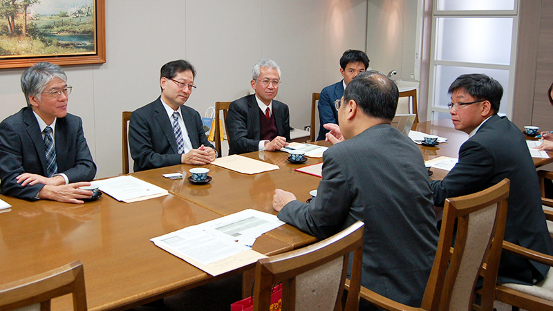 Yutaka Iijima, GSA international committee chair Naoshi Kondo, dean Hisashi Miyagawa, NIU-CB dean Yi-Chich Chiu, NTU-CBA associate dean Suming Chen and GSA vice-dean Eiji Nawata