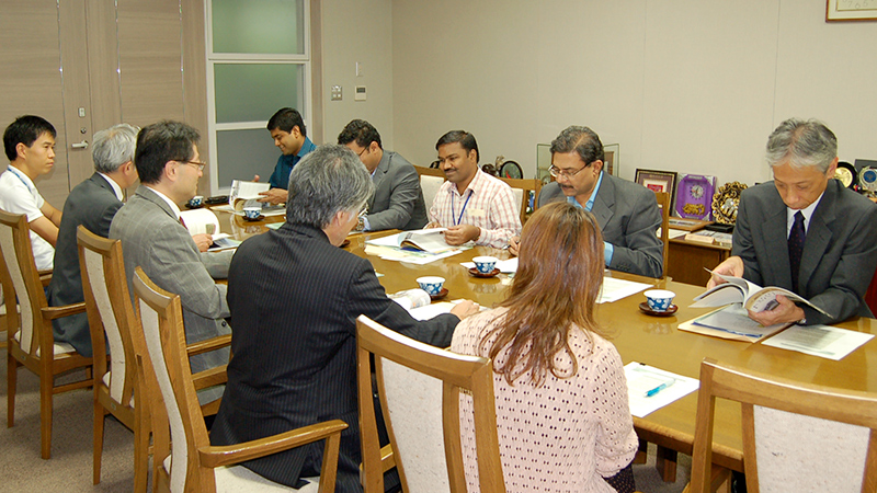 GSA international committee chair Naoshi Kondo, IIT assistant professors Arindam Dey, B. Umashankar, B. Hanumantha Rao, professor Devendra Narain Singh, GSA dean Hisashi Miyagawa, professor Akira Murakami, vice dean Eiji Nawata, Yutaka Iijima