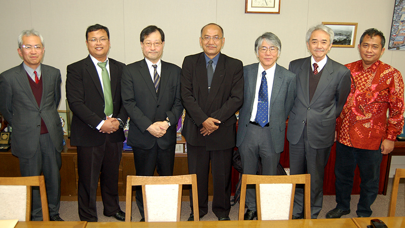 近藤国際交流委員長, Yusuf Hendrawan 助教, 宮川研究科長, Susilo 学部長, 縄田栄治副研究科長（国際担当）, 天野洋副研究科長（教務担当）, Bambang Dwi Argo, 飯島由多加